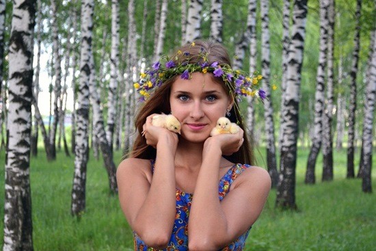 девушка с цыплятами